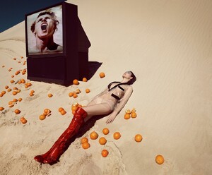 2105312033_VogueItaliaJuly2017-2.thumb.jpg.5fb8a5af6bbea0c48bf9480feccc55ad.jpg