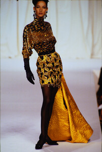 2116991777_valentino-hc-fw-1990(5).thumb.jpg.9e6bec526d7de01cee6ab1e760f2a558.jpg