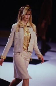 2142345150_chanel-fw-1996(12).thumb.jpg.9d11234c693fa75dda5200162a1ceafa.jpg