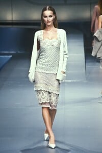 2144451387_Valentino1998WomenRTW20.thumb.jpg.8cf01b24fa6123cc3030529228e92059.jpg