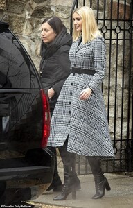 24562768-7987929-The_first_daughter_wore_a_black_and_white_checked_coat_dress_by_-m-20_1581357294405.jpg