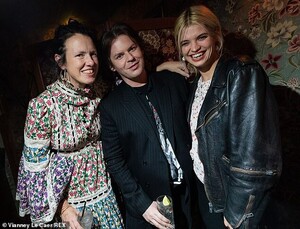 25307872-8055117-High_fashion_friends_Pixie_Geldof_29_caught_up_with_pals_as_she_-a-59_1582881225935.jpg