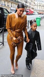 25385612-8061751-Stunning_Kim_drew_attention_to_her_jaw_dropping_figure_with_a_pa-m-71_1583054960984.jpg