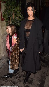 25421682-8064531-Out_and_about_Kourtney_Kardashian_40_displayed_her_chic_sense_of-m-118_1583146531530.jpg