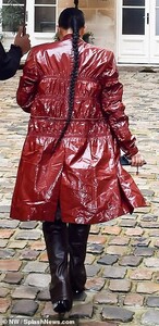 25428050-8065387-Assistance_Once_Kim_sorted_out_her_look_she_strutted_inside_with-m-85_1583166355282.jpg