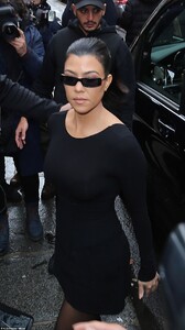 25428652-8065387-Low_key_glamour_Kourtney_also_looked_stylish_on_the_outing_as_sh-a-26_1583165888624.jpg