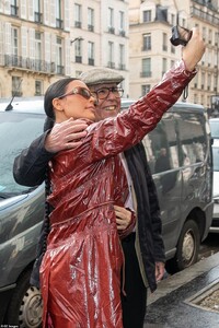 25431912-8065387-Say_cheese_Kim_appeared_in_her_element_as_she_posed_for_a_photo_-a-14_1583165888615.jpg
