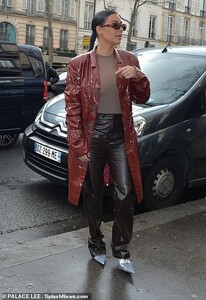 25431914-8065387-Turning_heads_She_wore_a_brick_red_vinyl_trench_coat_for_their_t-m-153_1583167225370.jpg