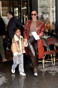 25436288-8065387-The_television_personality_39_turned_heads_as_she_slipped_into_a-a-35_1583165888629.jpg
