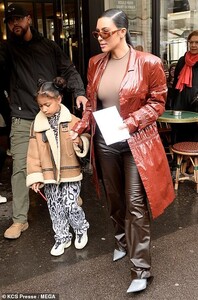 25436892-8065387-Fashion_parade_Kim_Kardashian_ensured_all_eyes_were_on_her_as_sh-m-57_1583165971646.jpg