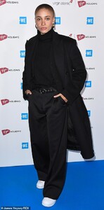25521232-8073461-Beaming_Adwoa_Aboah_looked_chic_in_all_black_as_she_flashed_a_sm-a-111_1583319680602.jpg
