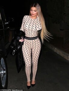 25531840-8074507-Looking_good_Kylie_Jenner_looked_like_a_10_when_she_went_out_for-m-12_1583336551521.jpg