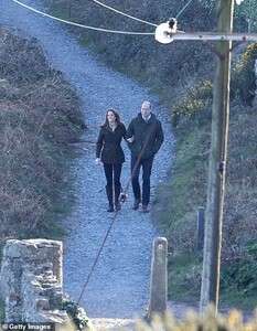 25541126-8073449-The_Duke_and_Duchess_of_Cambridge_were_photographed_linking_arms-a-105_1583350057366.jpg