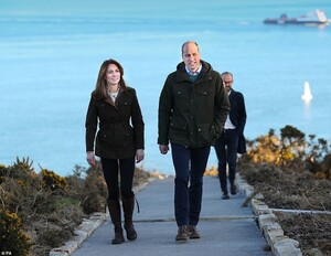 25541132-8073449-Prince_William_and_Kate_enjoyed_a_romantic_clifftop_walk_at_Howt-m-130_1583351203153.jpg
