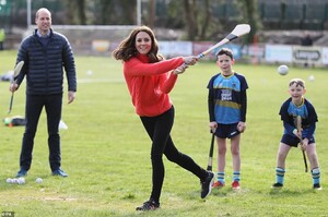 25578710-8077861-The_Duchess_of_Cambridge_tries_out_hurling_during_a_visit_to_a_l-a-226_1583418609816.jpg