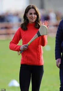 25578720-8077861-The_Duchess_of_Cambridge_tries_her_hand_at_hurling_as_part_of_th-a-222_1583418609584.jpg