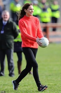 25578724-8077861-The_Duchess_of_Cambridge_tries_her_hand_at_Gaelic_Football_as_pa-a-229_1583418609918.jpg