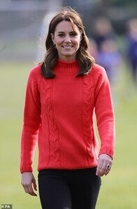25578726-8077861-Kate_during_her_visit_to_the_GAA_Club_in_Galway_today-a-225_1583418609733.jpg