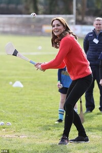 25579870-8077861-The_Duchess_of_Cambridge_tries_out_hurling-a-358_1583424603471.jpg