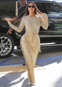 25647462-8084861-Work_it_girl_Kim_was_clearly_feeling_herself_as_she_strutted_her-a-78_1583540504547.jpg