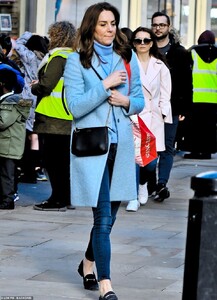 25662134-8086047-Kate_walked_with_the_Waterstones_bag_slung_over_her_shoulder-a-103_1583598126517.jpg