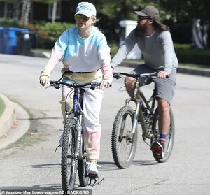 26138204-8128053-Fit_as_a_fiddle_Kate_Hudson_was_seen_enjoying_a_bike_ride_in_Los-a-206_1584569482648.jpg