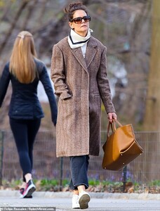 26171814-8131491-Out_on_the_town_Katie_Holmes_looked_like_a_brave_New_Yorker_on_T-m-62_1584636538967.jpg