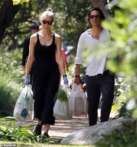 26305536-8143651-Getting_organic_food_Gwyneth_Paltrow_was_seen_leaving_a_farmer_s-m-52_1584981919831.jpg