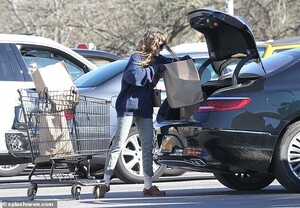 26527744-8163381-Careful_The_family_of_five_have_moved_over_to_The_Hamptons_after-a-62_1585415953254.jpg
