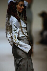 282644557_john-galliano-ss-1994(1).thumb.jpg.480d18f44914d64753f70647432259d7.jpg