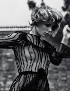 30910936_voguegermany010.thumb.jpg.5b8bbff5c57f912a10104ad7e3a3e08a.jpg