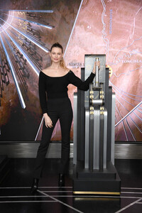 Behati+Prinsloo+Empire+State+Building+Behati+2MK8WCcWslOl.jpg