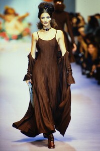 332107525_chloe-fw-1993(5).thumb.jpg.968cf001b9996f2ed9aa839b0bce98a0.jpg