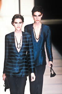 339649776_GiorgioArmani1998WomenRTW46.thumb.jpg.0338503832dc534c92fa79575b78d70f.jpg