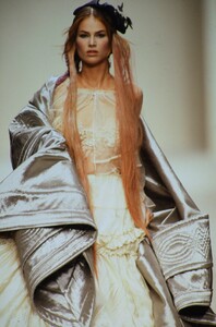 346210452_john-galliano-ss-1994(1).thumb.jpg.c78ebea3893176a41dbd1f9879e05adb.jpg