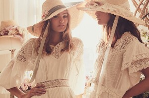 35936906_2Caitlyn-Top-Antique-White.thumb.jpg.bea797dfb331fd34954e6182c1493a12.jpg
