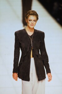 376181567_giorgio-armani-ss-1994(1).thumb.jpg.805add67f1b8bb64e925bb331d821f84.jpg