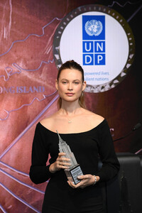 Behati+Prinsloo+Empire+State+Building+Behati+-gurhIgycPll.jpg
