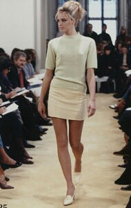 529108434_prada-ss-1992(2).thumb.jpg.0461bb38ef4470fc66ffd44a6e0221a0.jpg