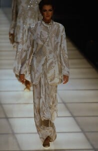 555251886_giorgio-armani-ss-1994(6).thumb.jpg.fee99ffbc474e24e61111815344ea3c9.jpg