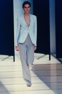 581373939_giorgio-armani-ss-1998(1).thumb.jpg.ffd423f00cf8b5dd40a85a7a37e0085a.jpg