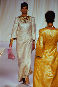 587099268_valentino-hc-fw-1990(10).thumb.jpg.8f393963c6488cf81b9b6d1315d78f61.jpg