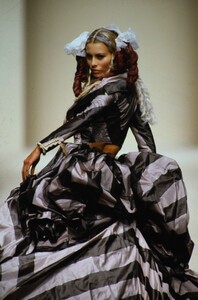 611642648_john-galliano-ss-1994(7).thumb.jpg.d4482738d3e0dd68f956acddf241d4e8.jpg