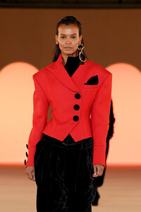 627827739_LiyaKebedeBalmainRunwayParisFashionWeek0yp-qilAOjRx.thumb.jpg.4902c47260b4fa8543db14bba0871f59.jpg