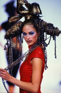 667167483_john-galliano-ss-1993(2).thumb.jpg.83a708c75788d074cd2750b6dc4b817a.jpg