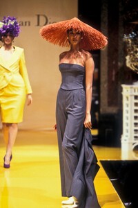 713159369_ChristianDior1995HauteCouture75.thumb.jpg.f5bd7f3eea72d09f1567fe38bca1337e.jpg