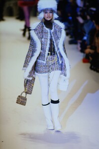 750903164_chanel-fw-1994(3).thumb.jpg.3031ef14b3a53e6280b9f2c19a305ba3.jpg