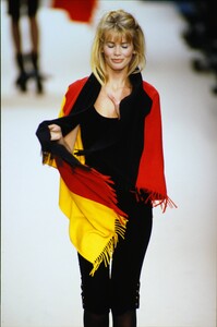 75098049_chanel-fw-1994(20).thumb.jpg.2317440631aaca812c8ae26a2c421676.jpg