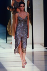 85242216_giorgio-armani-ss-1998(6).thumb.jpg.32de8bcc38fc1da5ca3bf77383901732.jpg