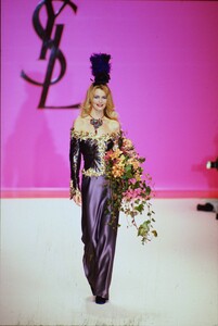 881660002_ysl-fw-1996(19).thumb.jpg.ac0ce9d061759149fed5c285f55aecc2.jpg